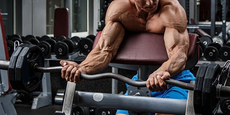 Flexii biceps cu Bara Z la Banca Scott - Exercitiu dezvoltare masa si forta biceps