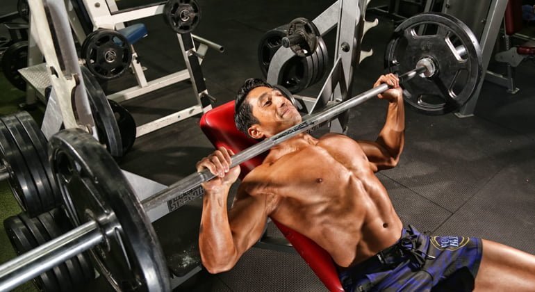 Impins din inclinat cu bara dreapta - Exercitiu crestere masa pectorali