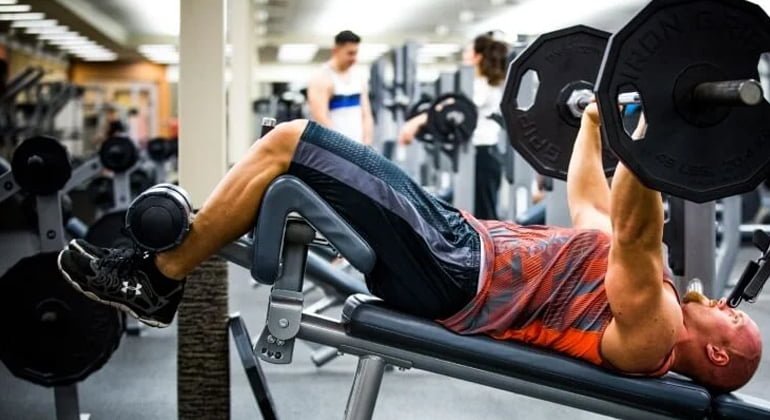 Impins la piept din declinat cu bara dreapta