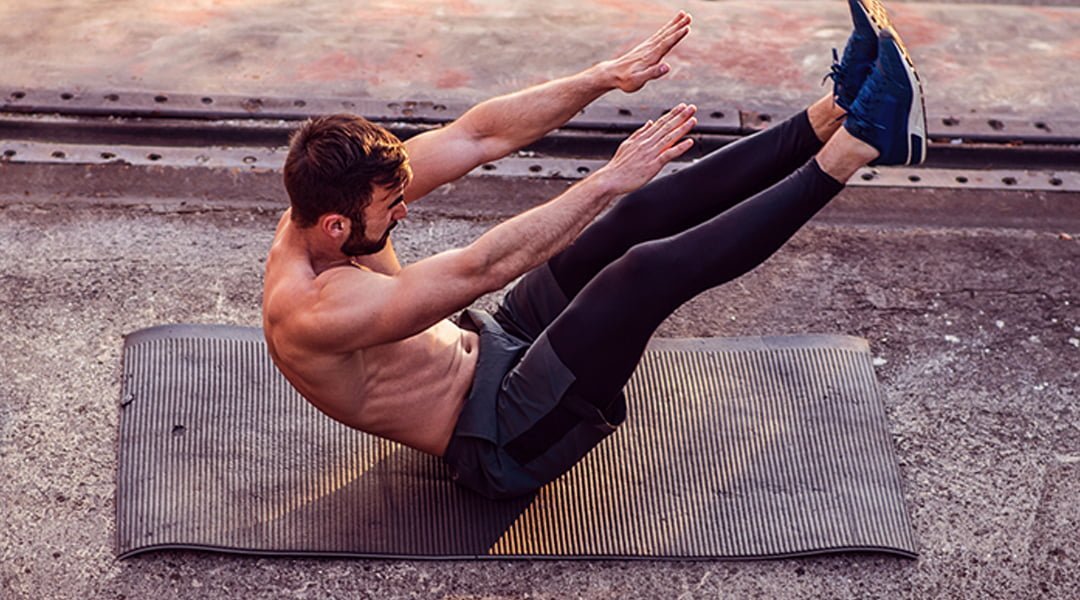 Echere V-Ups pentru abdomen: Poziția inițială pentru exercițiul Echere (V-Ups) cu brațele și picioarele întinse.