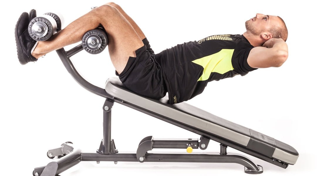 Exercitiu crunch din declinat la banca